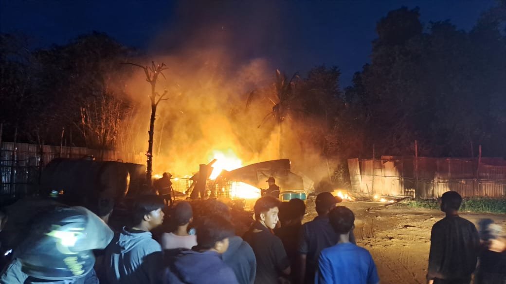 Gudang Minyak di Kawasan Penyengat Rendah Meledak, Api Berkobar