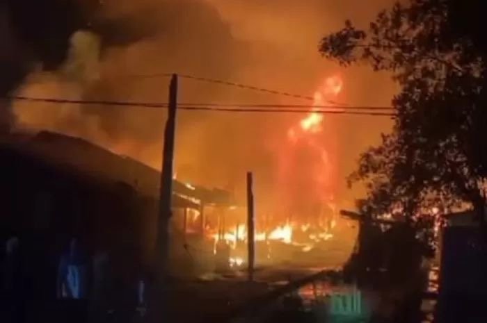 Kebakaran Besar di Tanjab Timur: Belasan Rumah Hangus-Seorang Warga Tewas