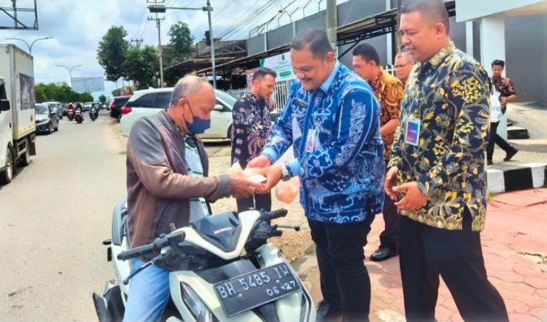 Jumat Berkah, Kalapas Jambi dan Jajaran Bagikan Makanan Gratis Kepada Masyarakat Sekitar