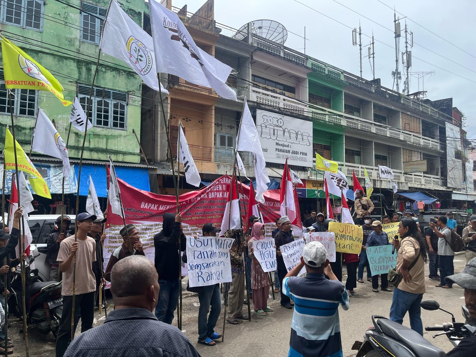 Tuntut Pengembalian 72 Hektare Lahan, Ratusan Warga Merbau dan Organisasi Sipil Unjuk Rasa di Kantor PT EWF