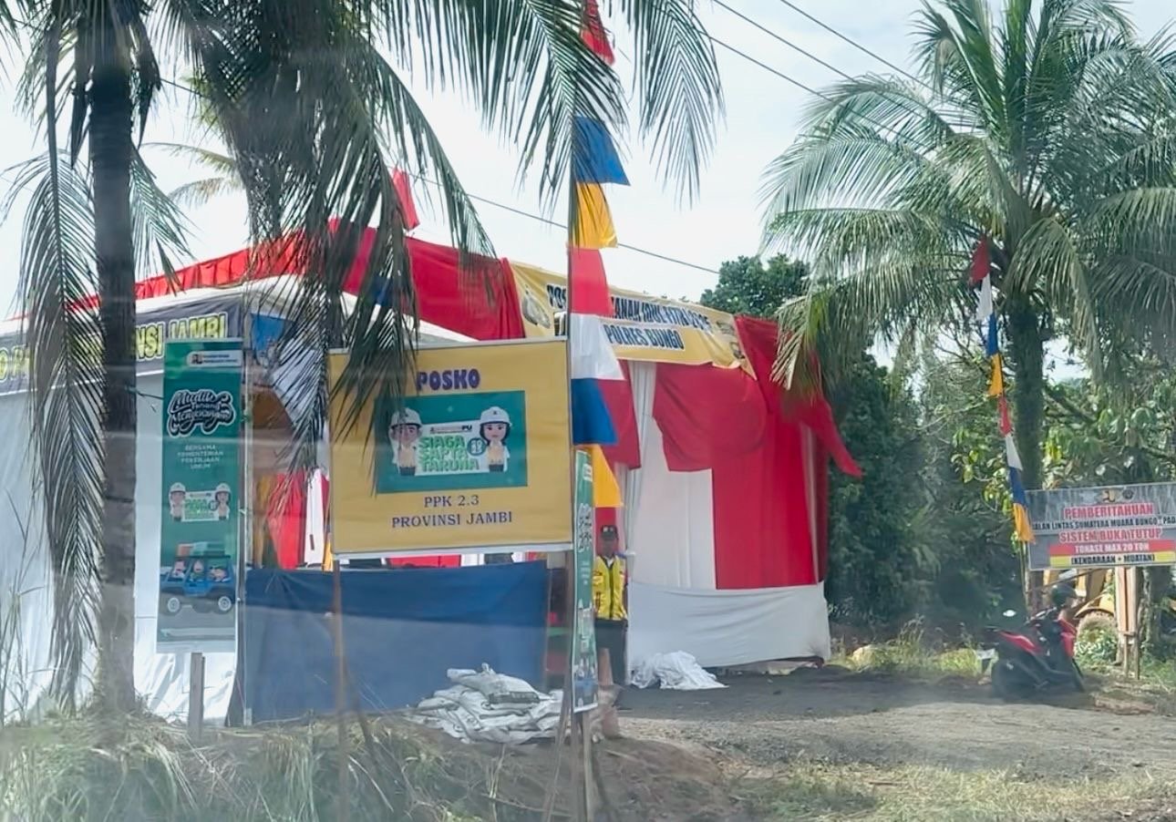 Posko 2.3 BPJN Jambi Buat Pemudik Tak Khawatir Antrian Buka Tutup Jalan di Jembatan Bailey