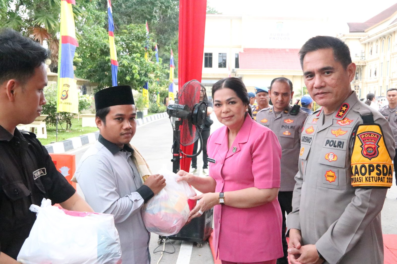 2.300 Paket Sembako Disalurkan Polda Jambi saat Bazar Ramadhan Polri Presisi dan Baksos Bhayangkari 2025