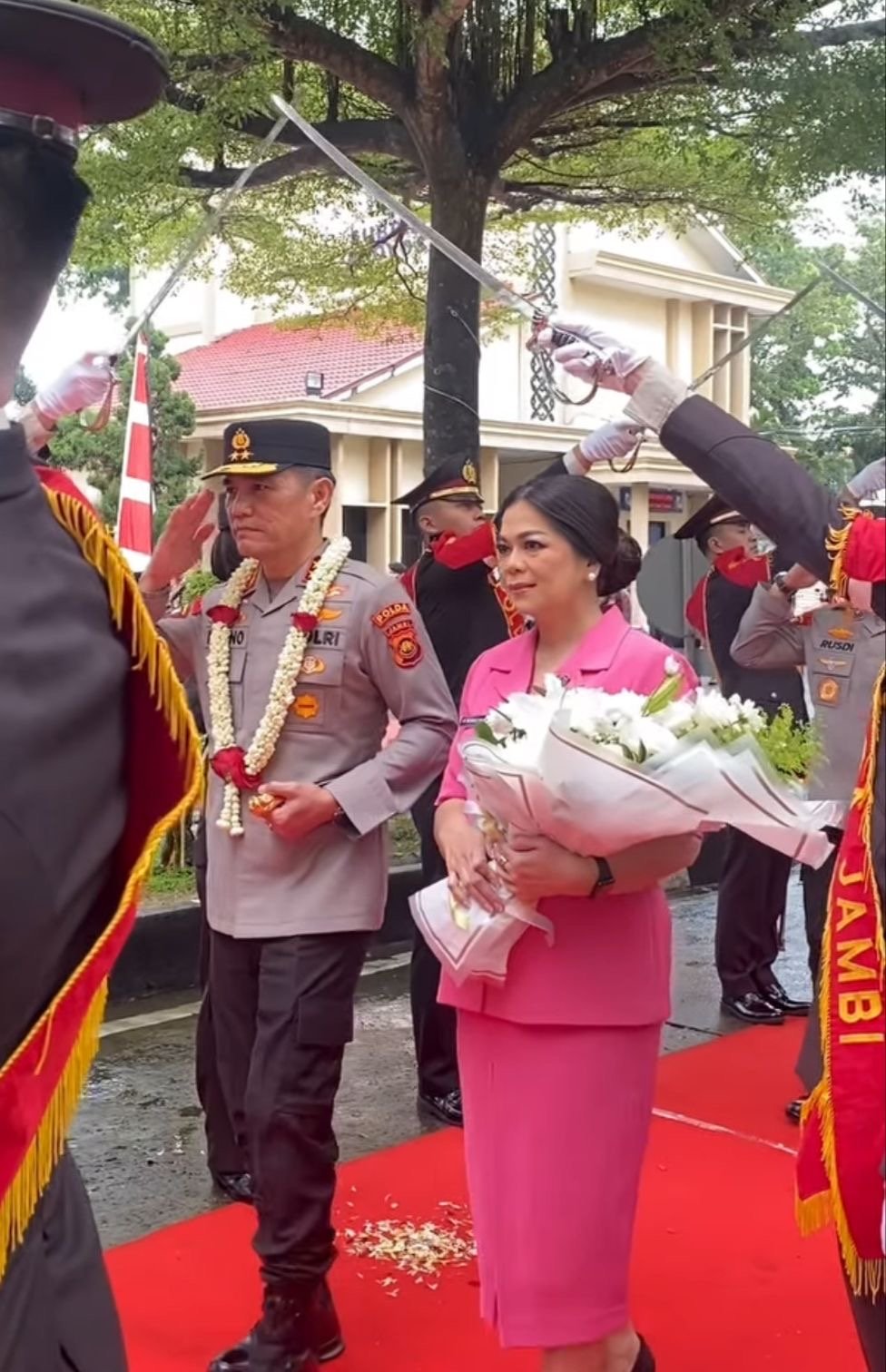 Tradisi Pedang Pora Sambut Kedatangan Irjen Pol Krisno H Siregar di Mapolda Jambi
