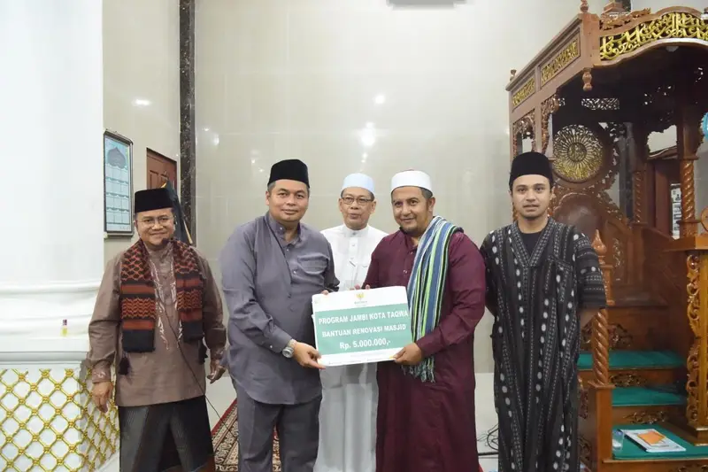 Kemas Faried Alfarelly Dampingi Wali Kota Maulana, Salurkan Bantuan Renovasi Masjid di Program Jambi Kota Taqwa