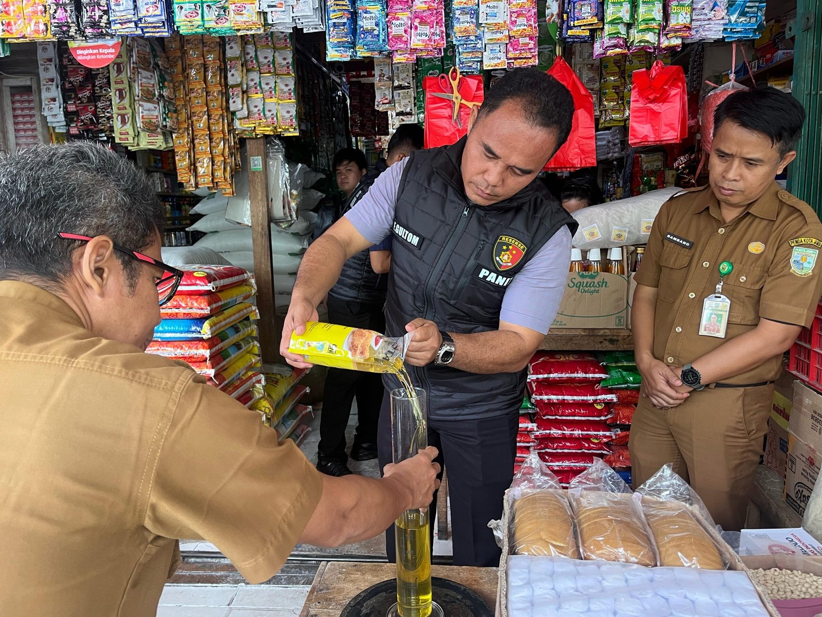 Satgas Pangan Polda Jambi Pastikan Takaran Minyak Goreng Bersubsidi Sesuai Aturan di Pasar Angso Duo