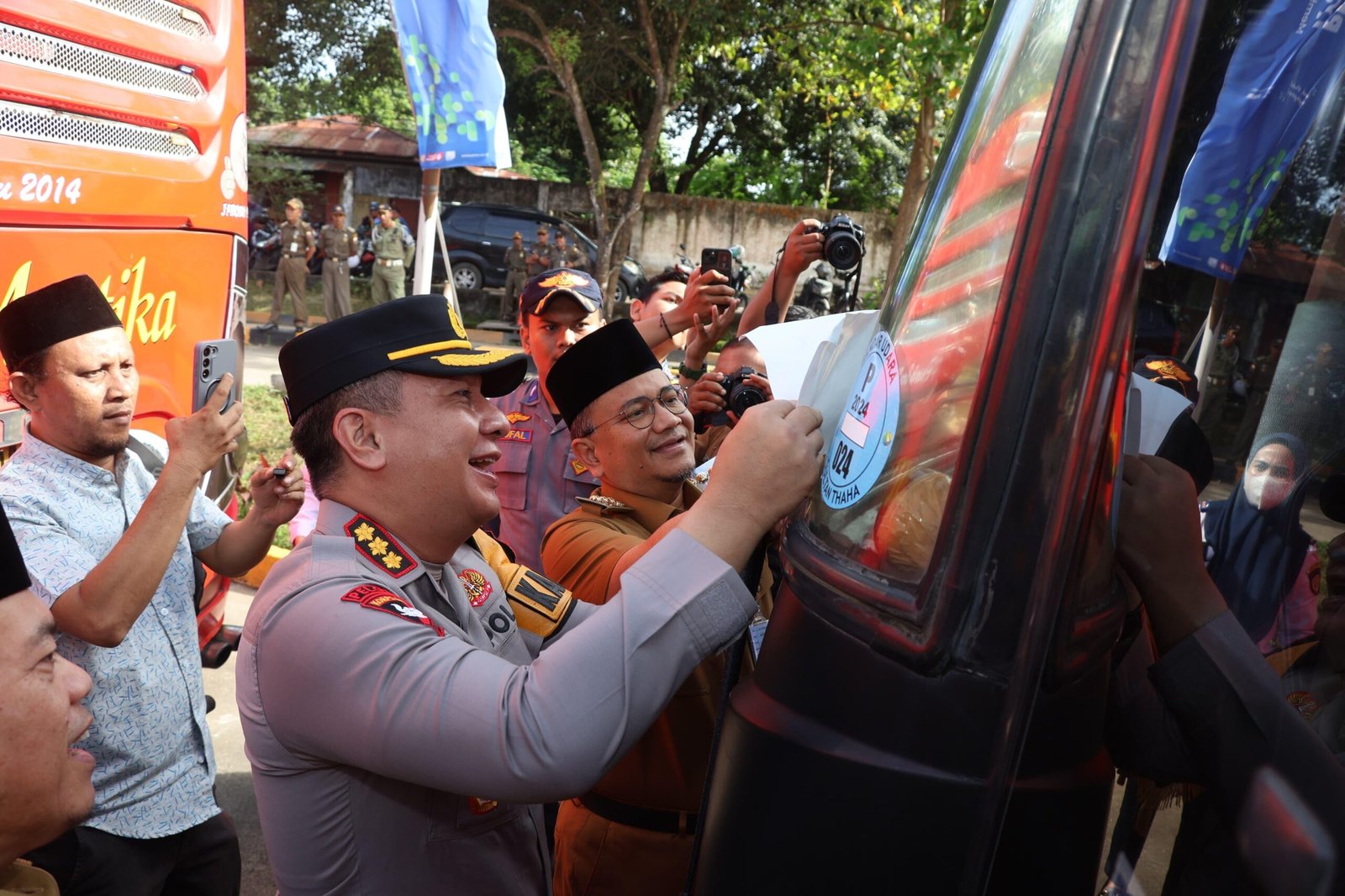 Kapolresta Jambi Bersama Forkopimda Lepas Keberangkatan Mudik Gratis Pemprov Jambi di Terminal Alam Barajo