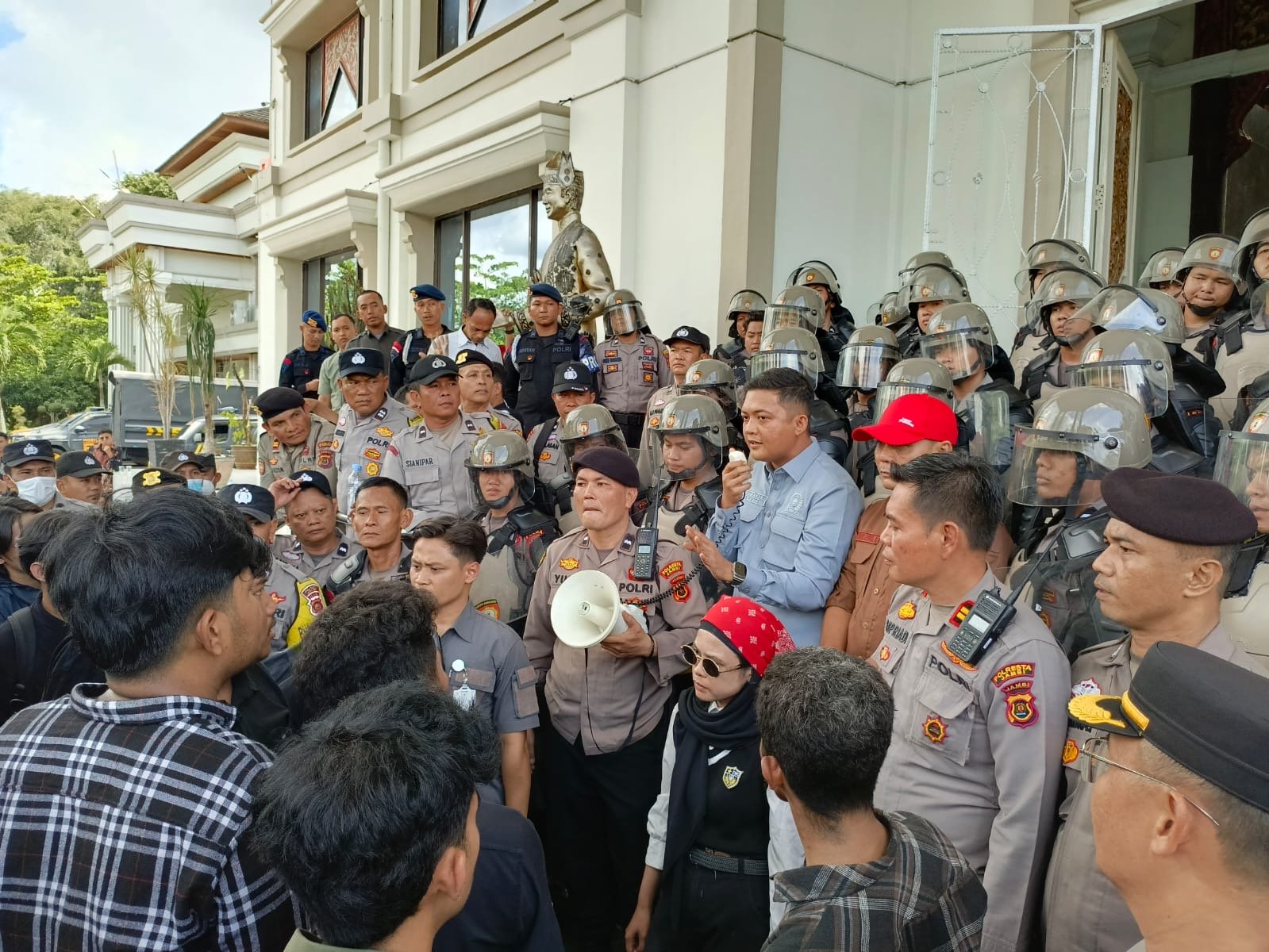 Dugaan Penyusup Saat Demo di DPRD Jambi Bikin Suasana Aksi jadi Ricuh, Polisi Selidiki!