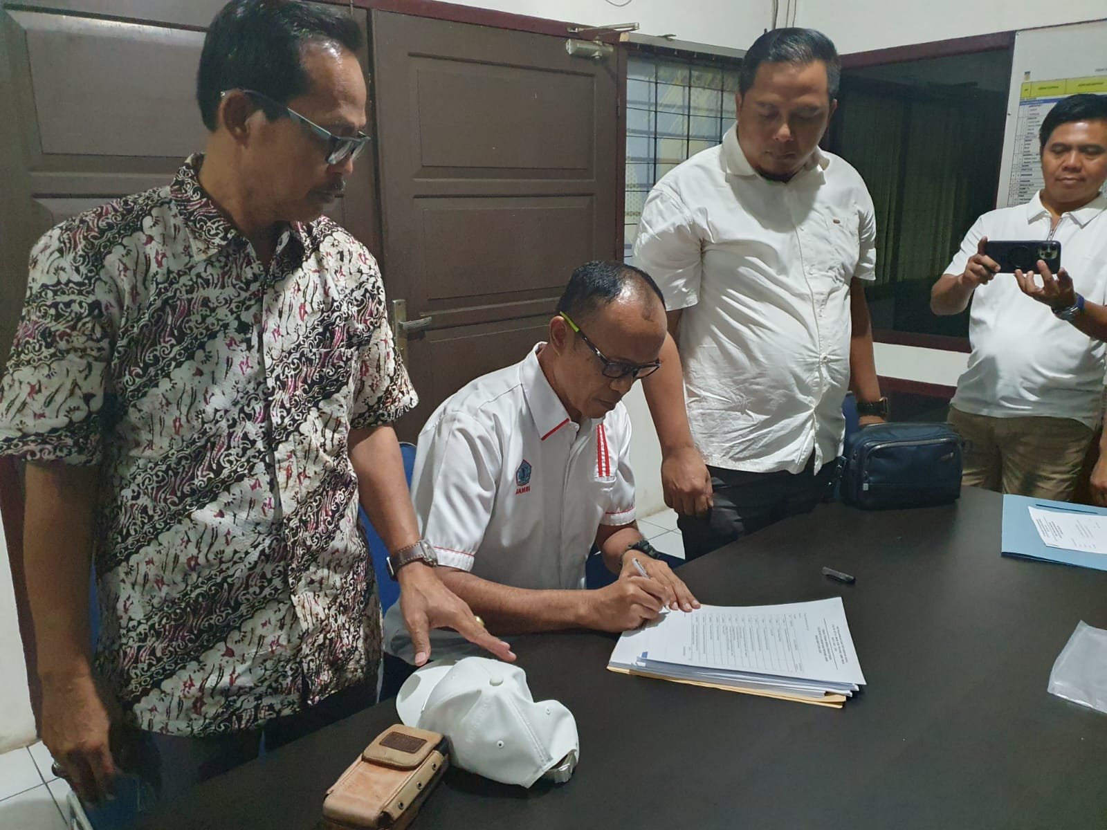 AKBP Mat Sanusi jadi Orang Pertama Ambil Formulir Pendaftaran Calon Ketua KONI Provinsi Jambi