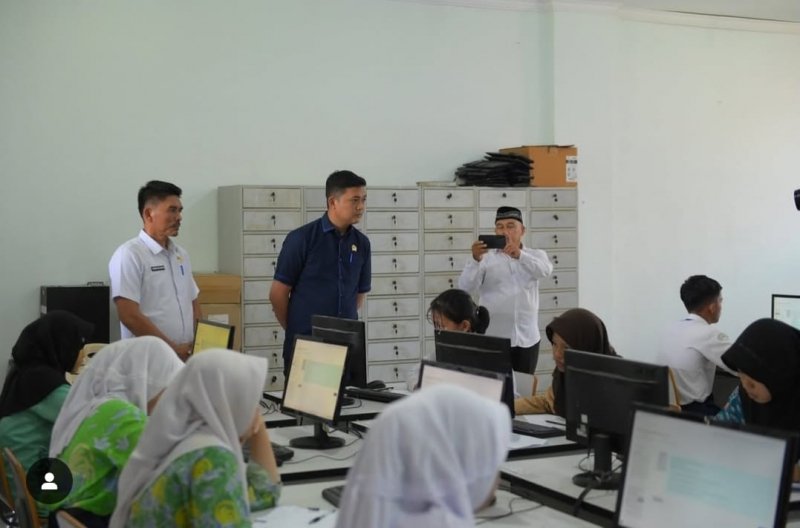 Pastikan PPDB SMA Titian Teras Transparan, Ketua DPRD Provinsi Jambi Pantau Langsung Pelaksanaan Tes CAT