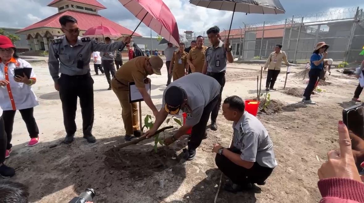 Penanaman Pohon di Lapas Palangka Raya, Kalapas Yunus: Ini Simbol Harapan dan Sinergi Menjaga Alam