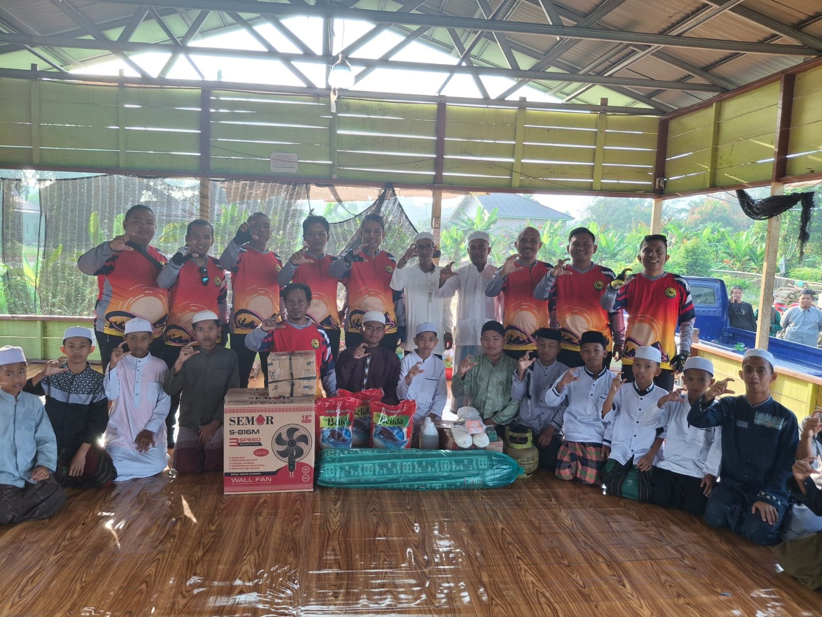 Komunitas Sepeda JCC Gelar Bakti Sosial di Pondok Pesantren Tarbiyatussholatiyah