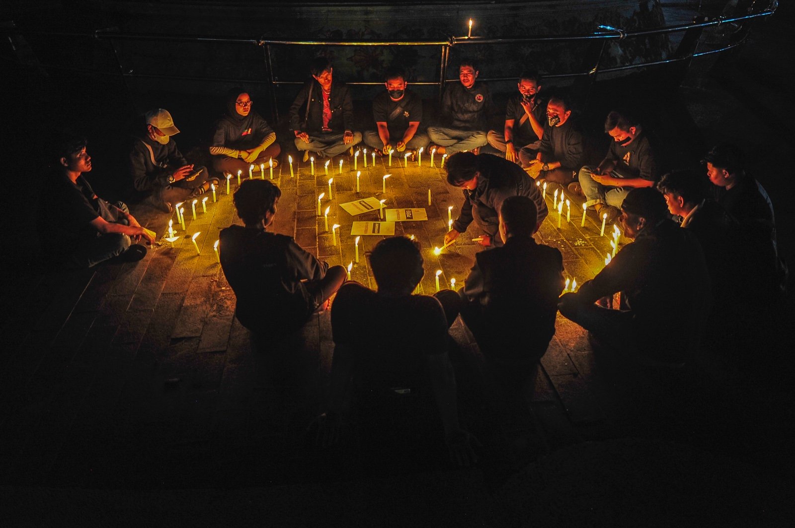 1.000 Lilin Menyala di Jambi: Jurnalis Protes Matinya Kebebasan Pers