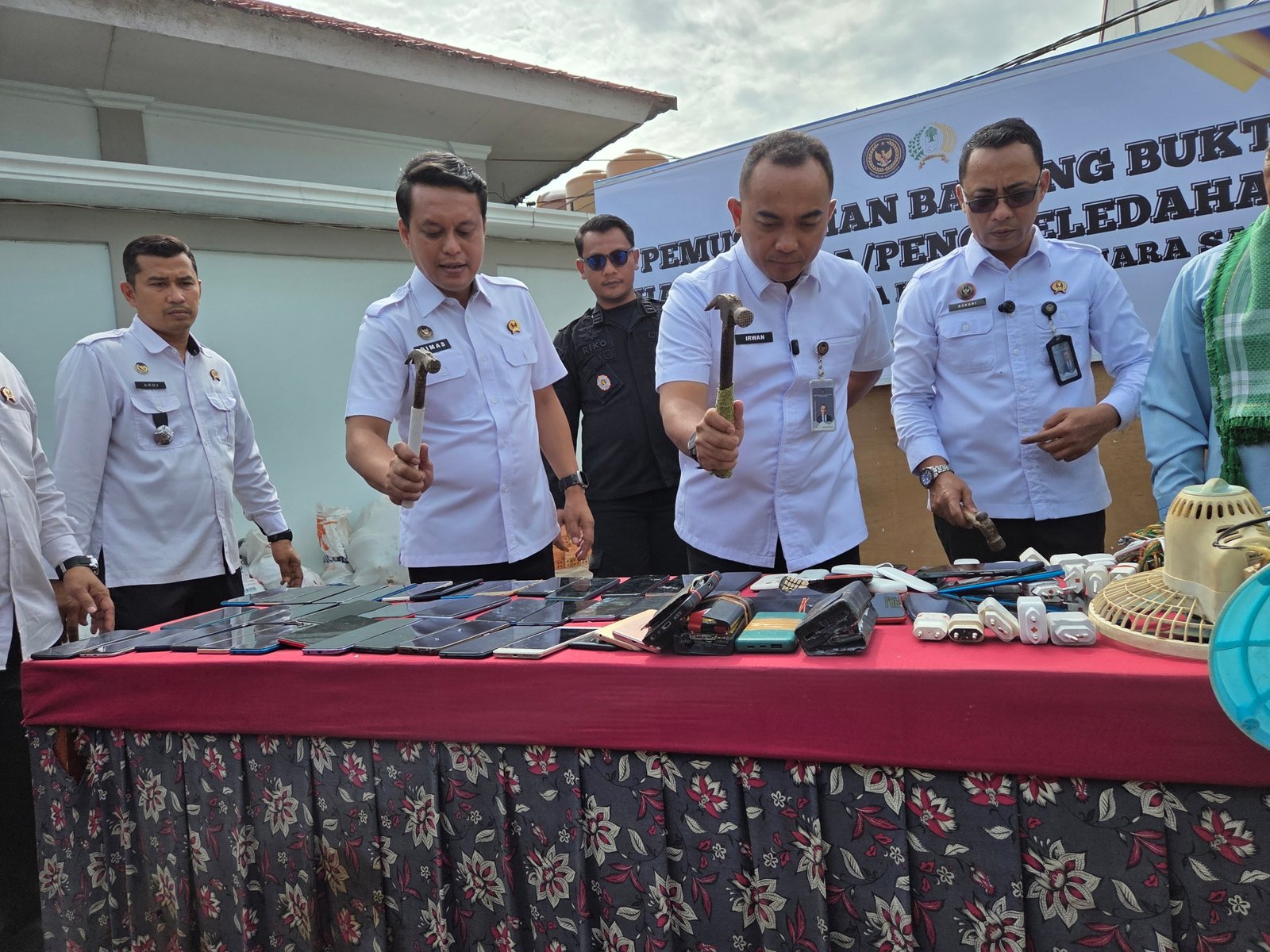 56 Handphone Dimusnahkan di Lapas Narkotika Muara Sabak, Dukung Program Akselerasi Kemenimipas