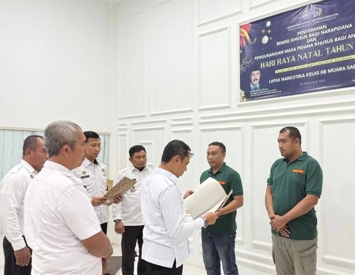 Lapas Narkotika Muara Sabak Serahkan Remisi Khusus Natal 2025 kepada 8 Warga Binaan