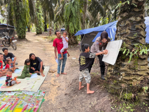 Polsek Bajubang Lakukan Pembinaan Pendidikan bagi Anak SAD di Batanghari