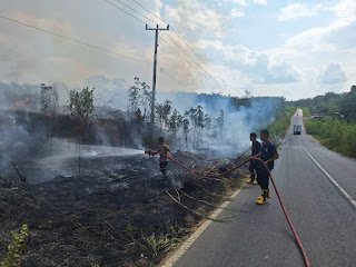 Polsek Rimbo Bujang Pasang Garis Polisi di Lokasi Karhutla Lahan Gambut Desa Rimbo Mulyo