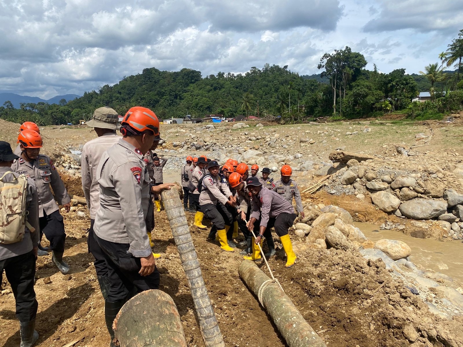 Pulihkan Akses Warga, Brimob Polda Jambi Bangun Jembatan Darurat di Agam Sumbar