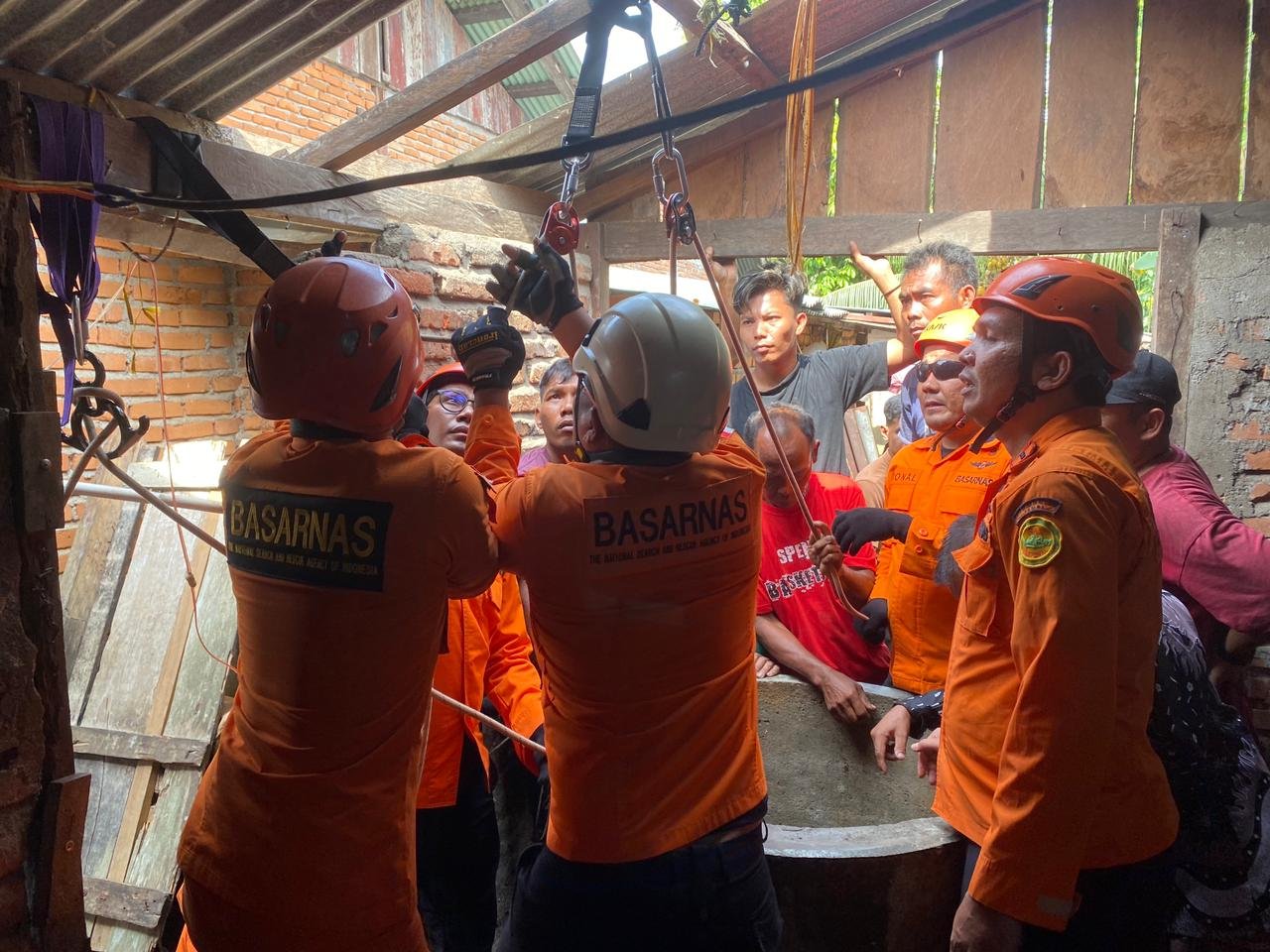 Kuras Sumur Berujung Maut, Warga Dusun Datar Jambi Dievakuasi Tim SAR dalam Kondisi Meninggal