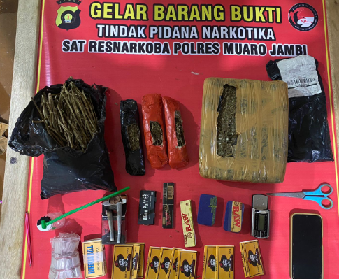 Kasat Narkoba Polres Muaro Jambi ungkap kasus ganja 1,4 kg.