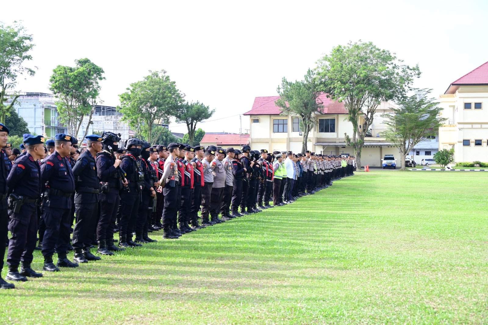 Kapolresta Jambi Kombes Pol Boy Sutan pimpin apel pengamanan Imlek.