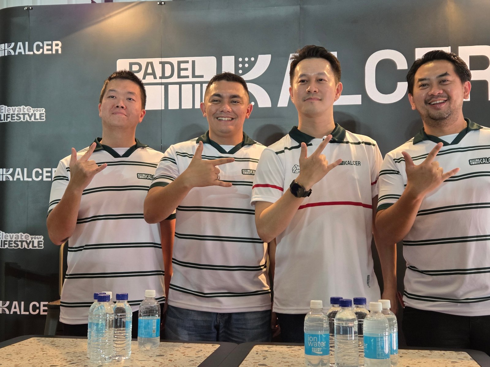 Founders Padel Kalcer Jambi berfoto di lapangan padel.