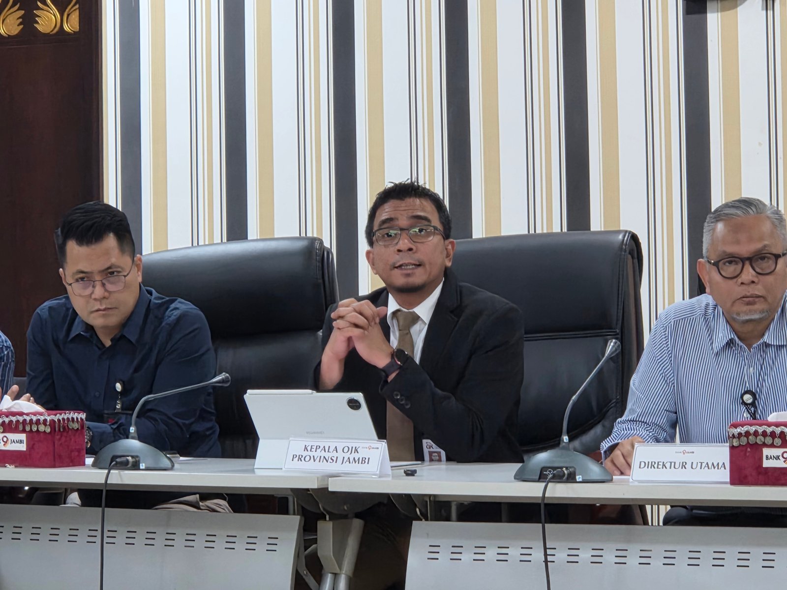 Kepala OJK Jambi Yan Iswara Rosya konferensi pers Bank Jambi.