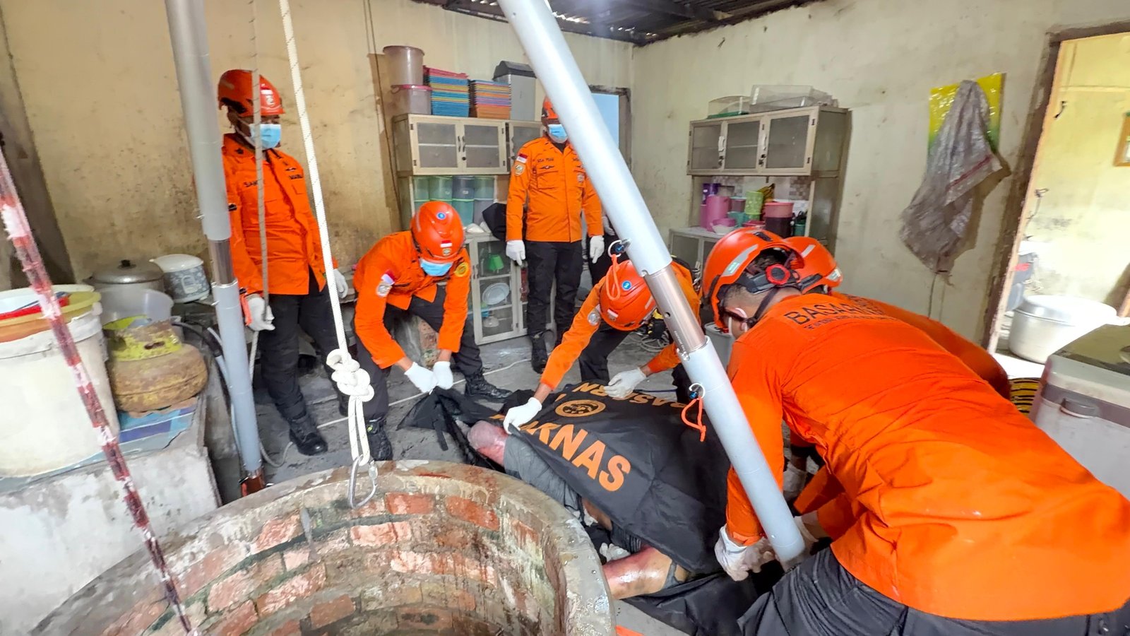 Proses evakuasi penemuan mayat dalam sumur di Muaro Jambi oleh Basarnas.