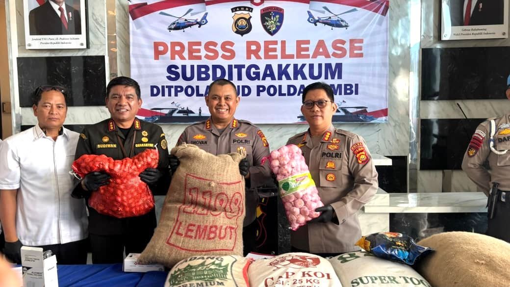 Konferensi pers Ditpolairud Polda Jambi pengungkapan kasus komoditas ilegal