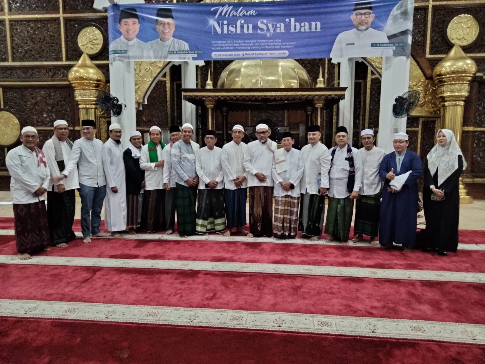 Sekda Jambi Sudirman foto bersama ASN dan warga di Masjid Al-Falah