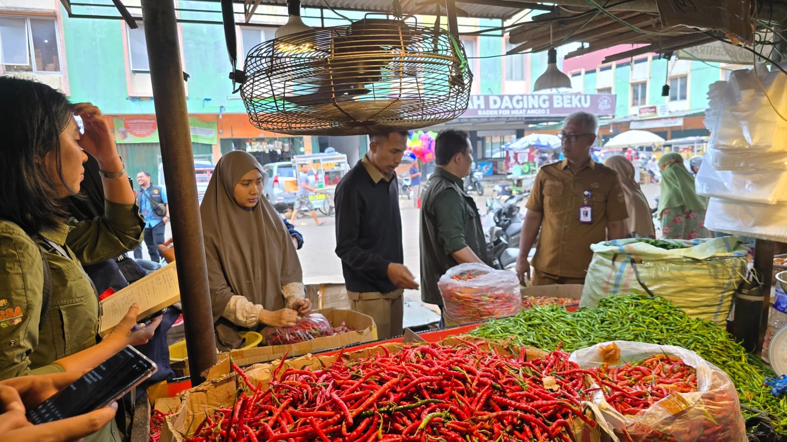 Ditreskrimsus Polda Jambi cek harga minyak dan beras di Pasar Angso Duo