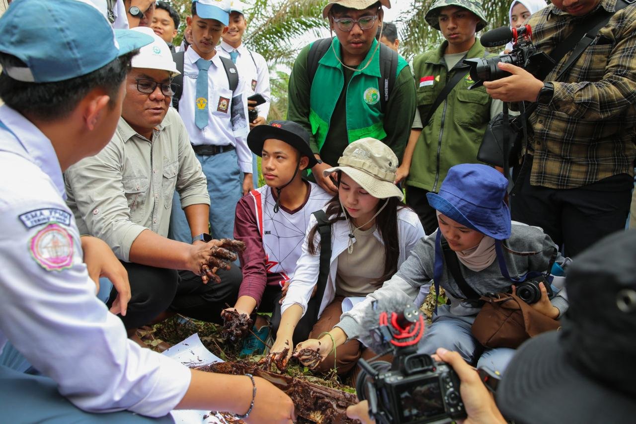 Sinergi KLH dan APP Group: Kenalkan Pengelolaan Lahan Basah Berkelanjutan ke Generasi Muda