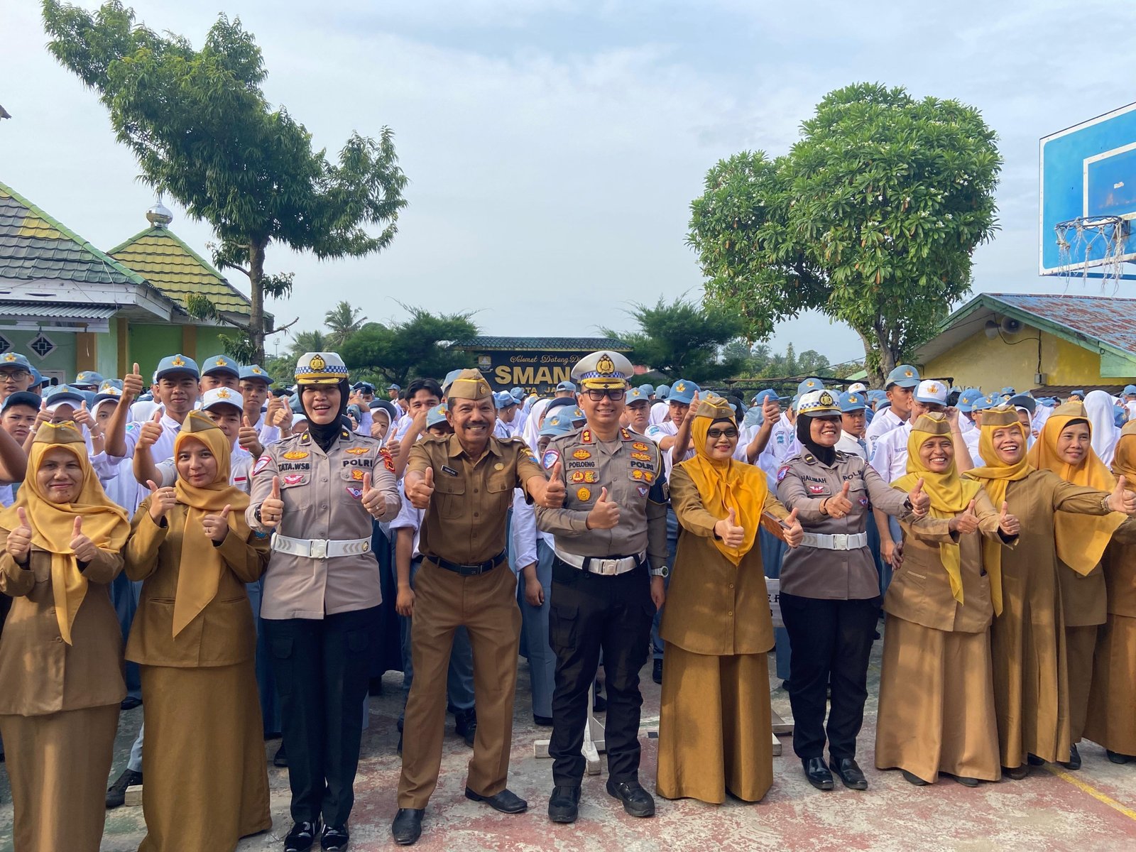 Foto bersama Ditlantas Polda Jambi dengan guru dan siswa dalam sosialisasi Operasi Keselamatan 2026