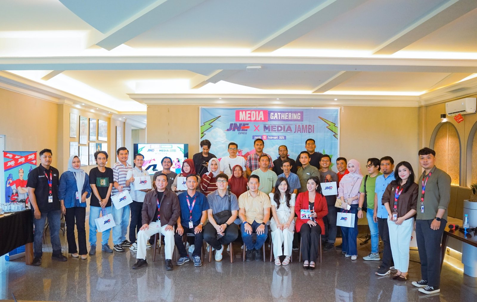 Kepala Cabang JNE Jambi Jacksen dan Owner RM Pusako Satu Venny Septia Monica dalam acara Media Gathering JNE Jambi 2026.