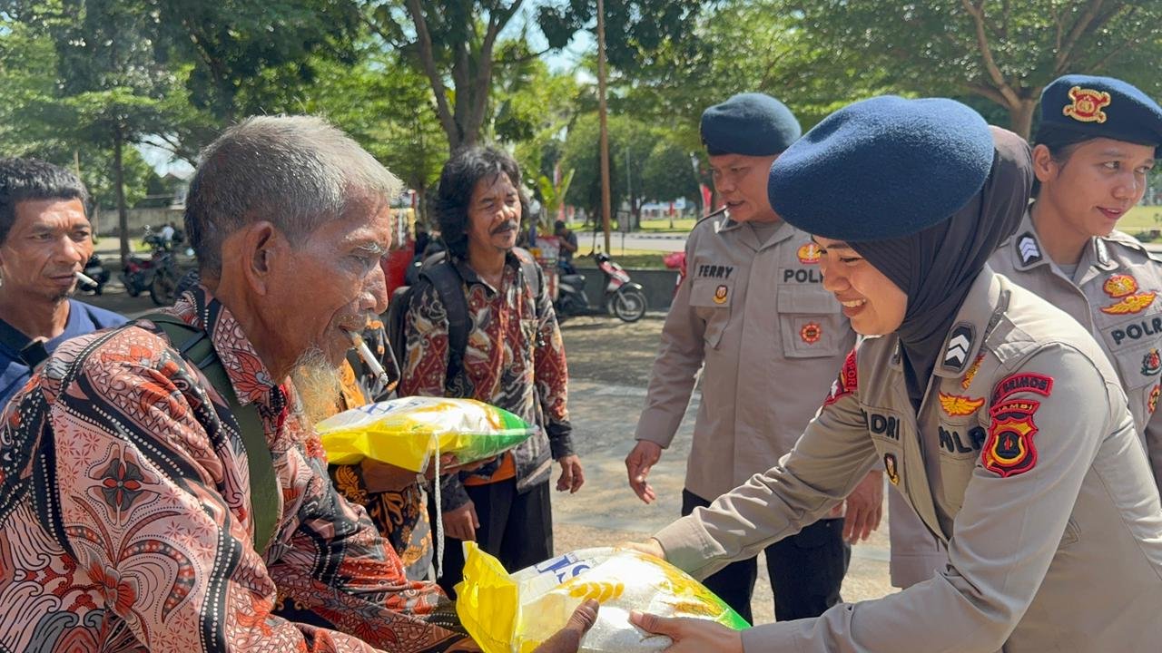 Brimob Polda Jambi beri bantuan ke Suku Anak Dalam saat aksi damai.