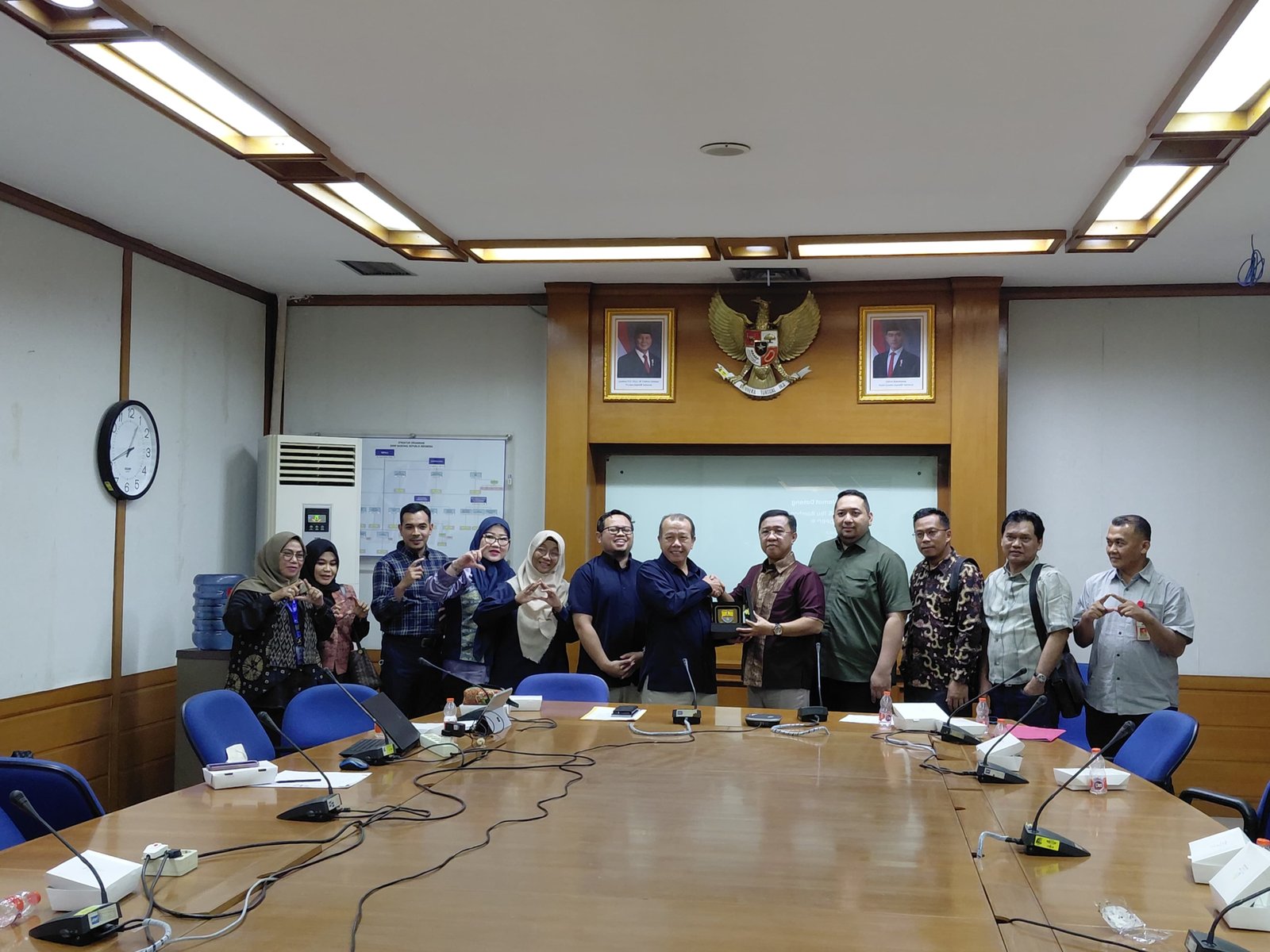 Komisi I DPRD Jambi foto bersama jajaran ANRI Jakarta.