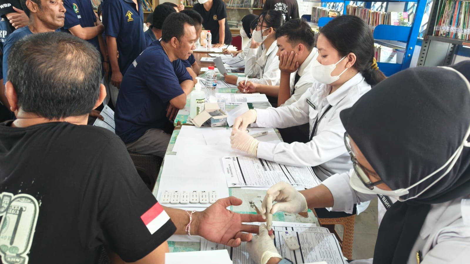 Dokter Armansyah Siregar dan tim medis Lapas Jambi saat pemeriksaan VCT.