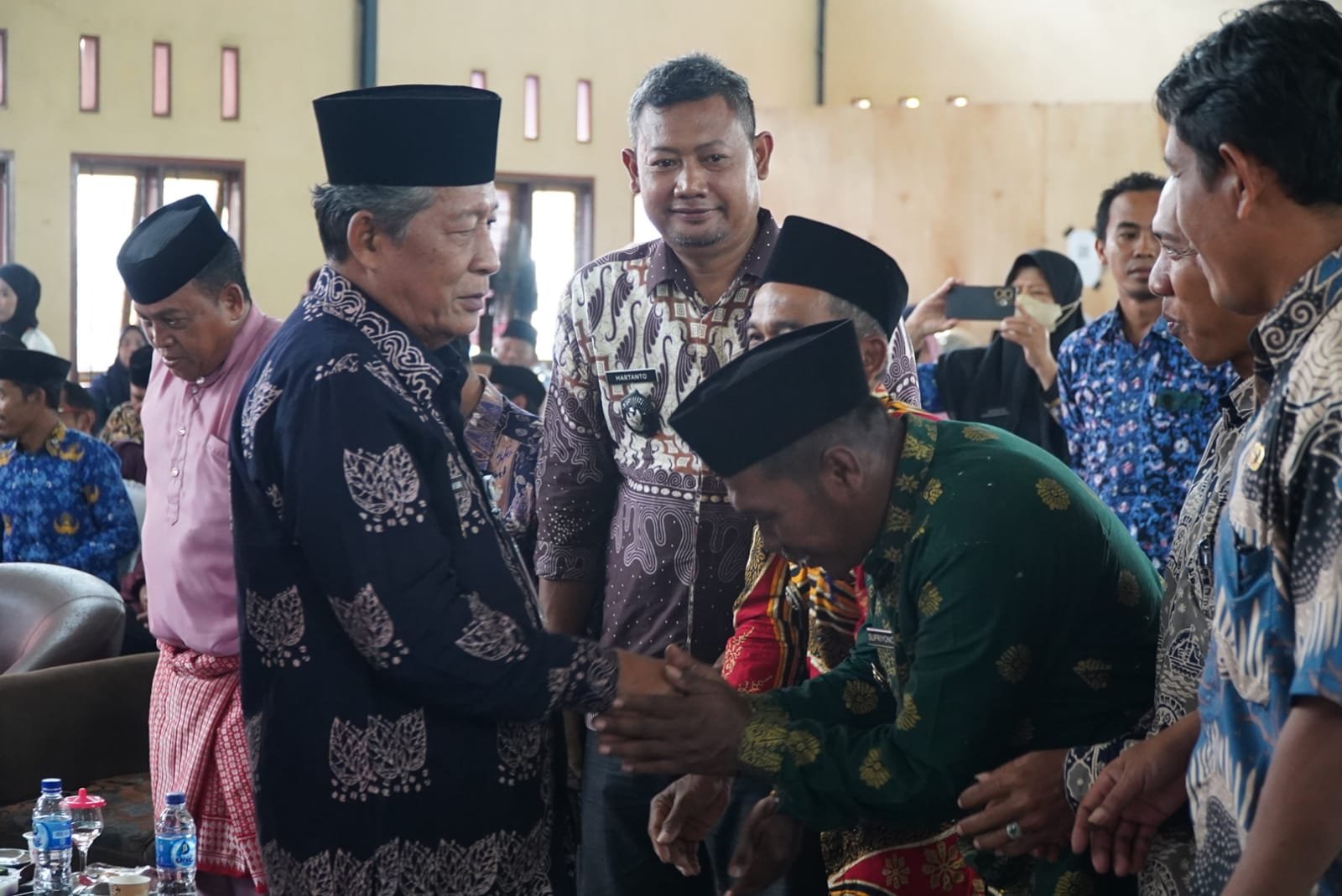 Wagub Jambi Abdullah Sani foto bersama di HUT Desa Tangkit ke-70.