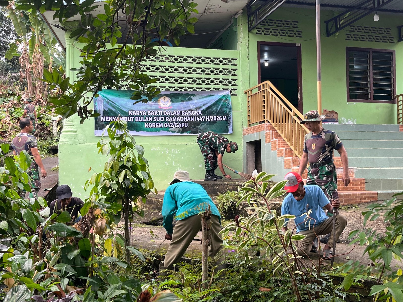 Prajurit Korem 042/Gapu karya bakti bersihkan Langgar di Jambi.