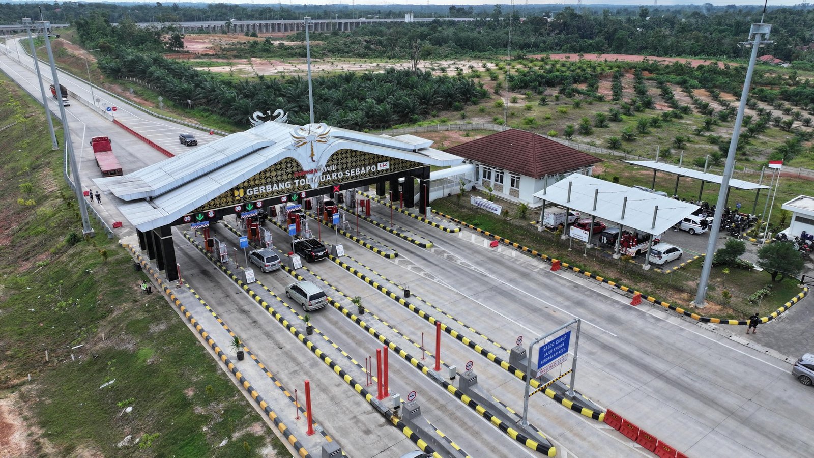 Trafik Jalan Tol Trans Sumatera meningkat saat libur Imlek 2026.