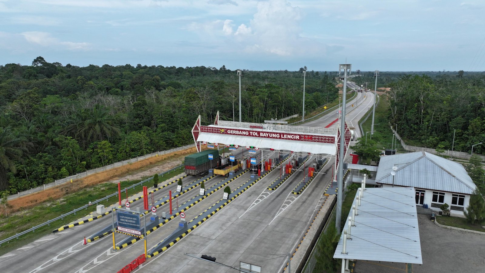 Kendaraan di gerbang tol Trans Sumatera selama libur Imlek 2026.
