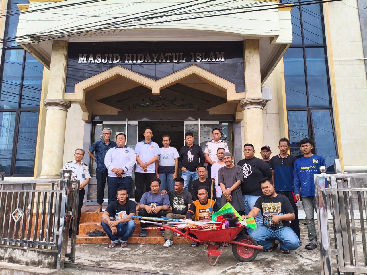 Petugas Lapas Jambi dan Warga Binaan kerja bakti di masjid.