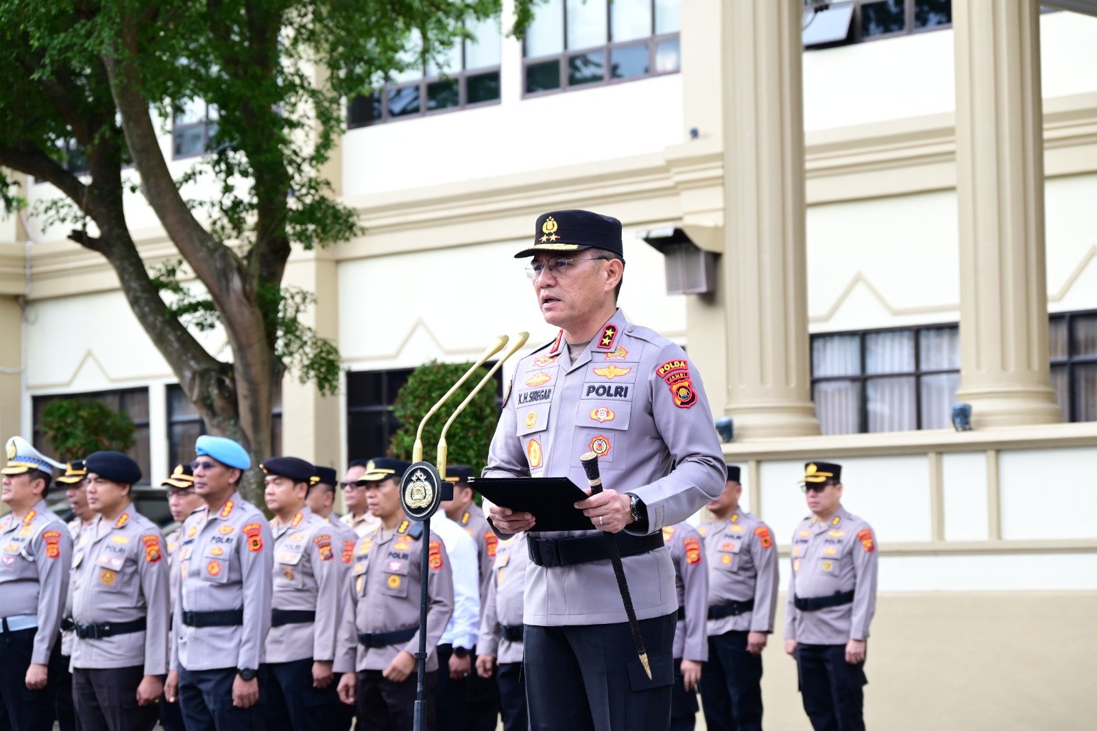 Kapolda Jambi pimpin upacara bendera di lapangan hitam.