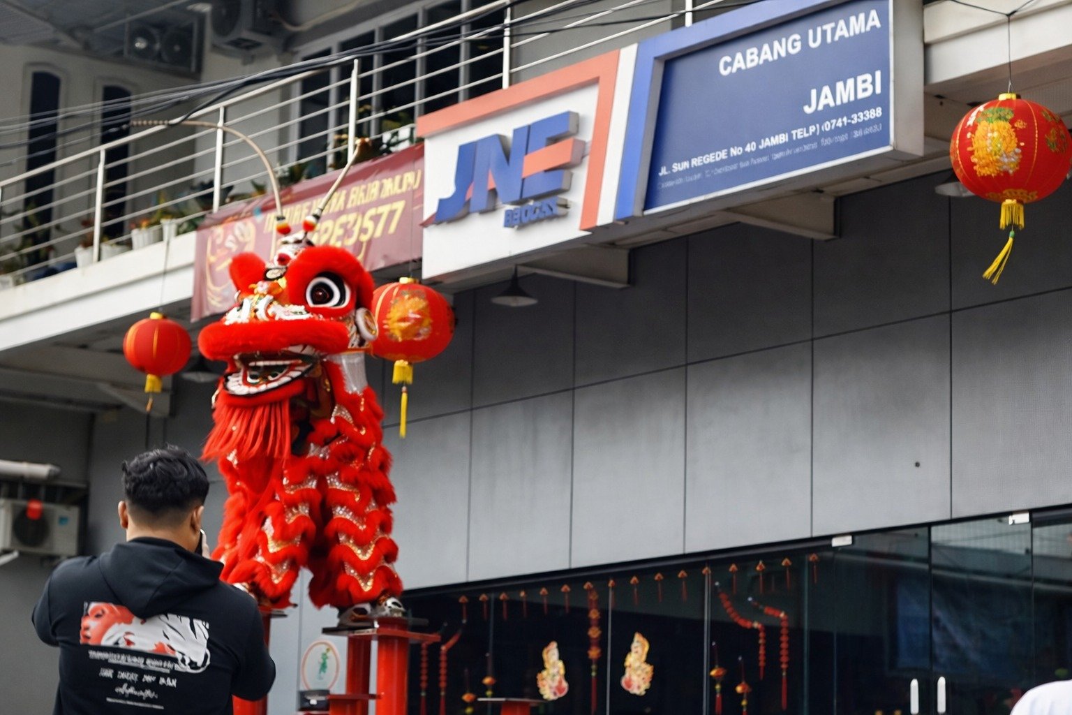 Perayaan Imlek JNE 2026 dengan promo diskon ongkir.