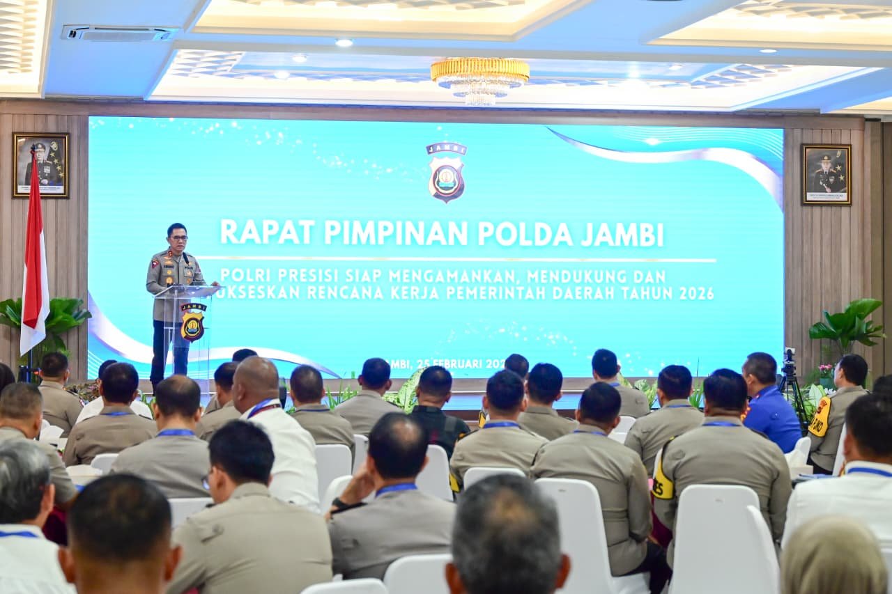 Kapolda Jambi Irjen Pol. Krisno H. Siregar pimpin Rapim 2026.