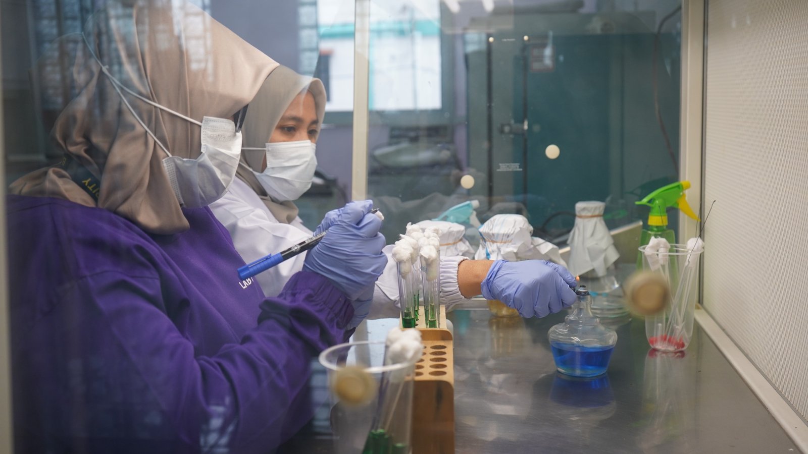 Sudiwan Kepala Karantina Jambi awasi kualitas daging ayam.