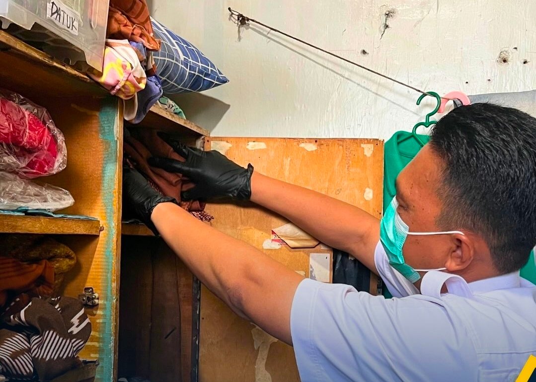 Petugas Lapas Jambi geledah kamar warga binaan.