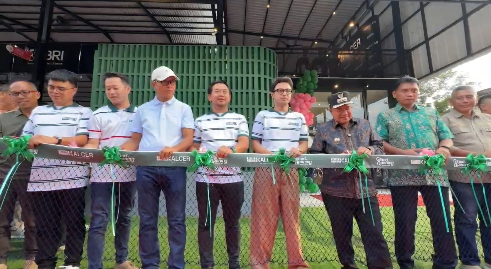 Walikota Jambi Maulana resmikan Padel Kalcer.
