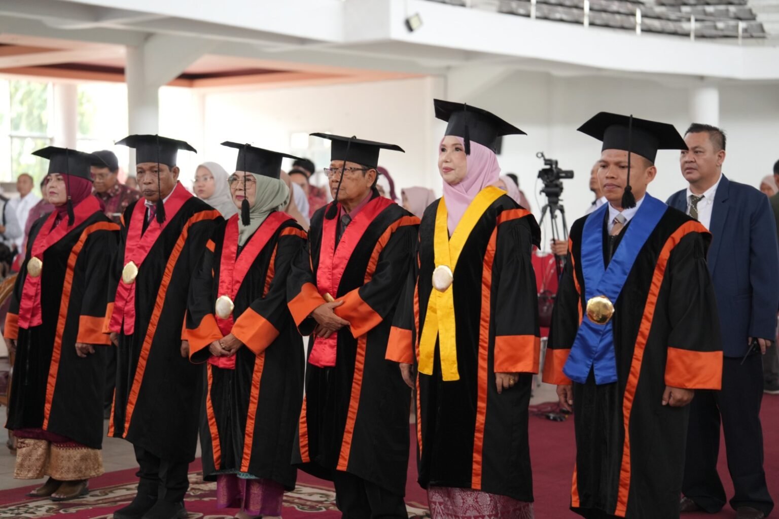 Foto bersama enam guru besar baru Universitas Jambi saat pengukuhan di Balairung Pinang Masak