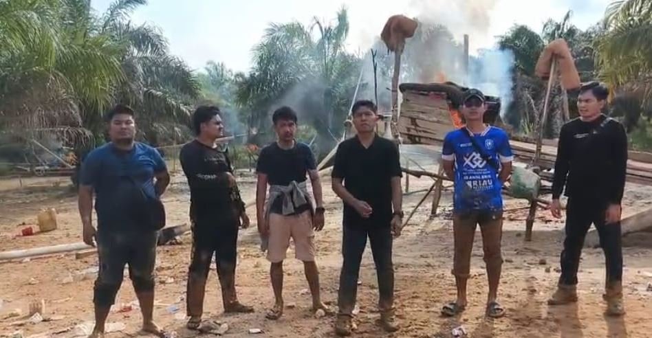 Polisi bakar alat dompeng tambang emas ilegal PETI di Batanghari