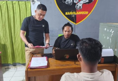 Tim Serigala Kota Polsek Sarolangun tangkap pelaku penggelapan.